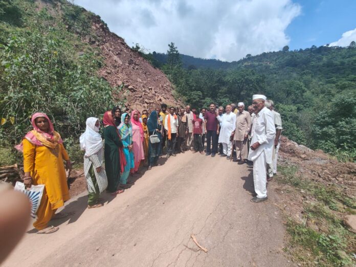 Dr Manohar visits flood-affected
