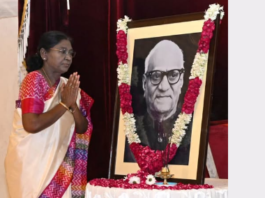 President Droupadi Murmu pays floral tributes to former President V. V. Giri on his birth anniversary at Rashtrapati Bhavan.
