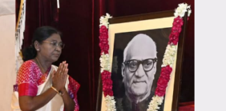 President Droupadi Murmu pays floral tributes to former President V. V. Giri on his birth anniversary at Rashtrapati Bhavan.